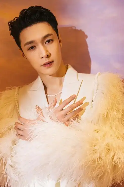 张艺兴白色西装帅气写真19