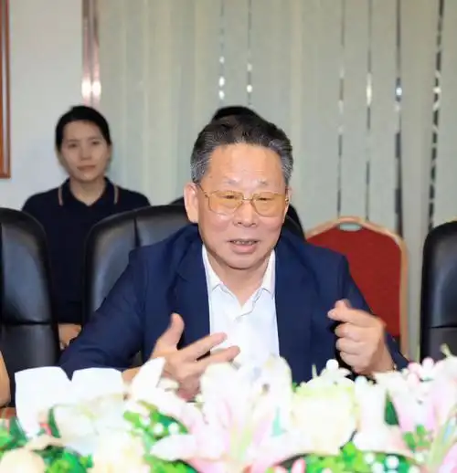 座谈交流在佛山市潮汕商会会长黄胪生等陪同下,吴木棠会长一行参观了