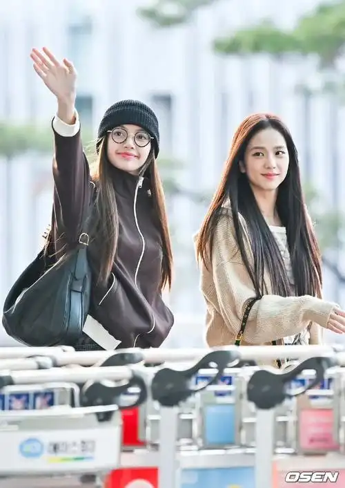 lisa和jisoo牵手奔跑这组图封神了!