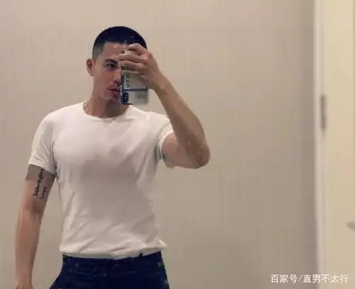 "浓眉大眼"的寸头小胡子帅哥,眼神也太迷人了吧!