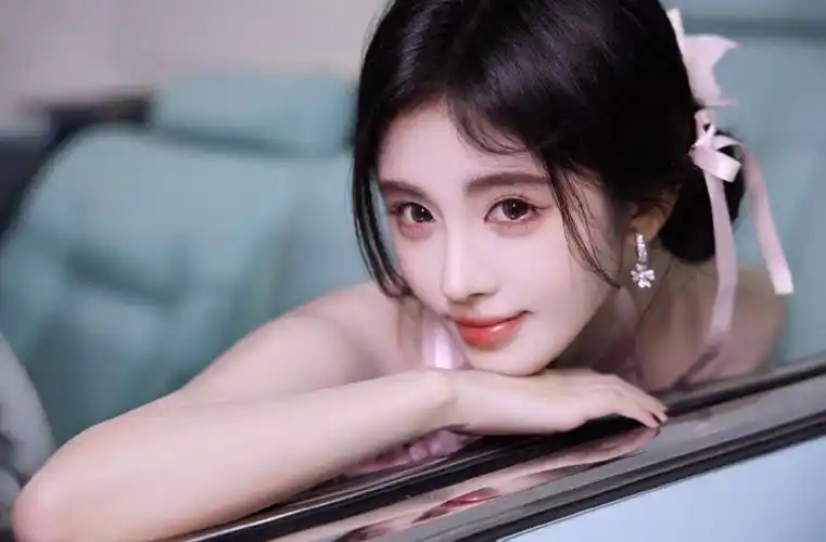 鞠婧祎穿粉裙娇俏可人手拿甜甜圈卖萌