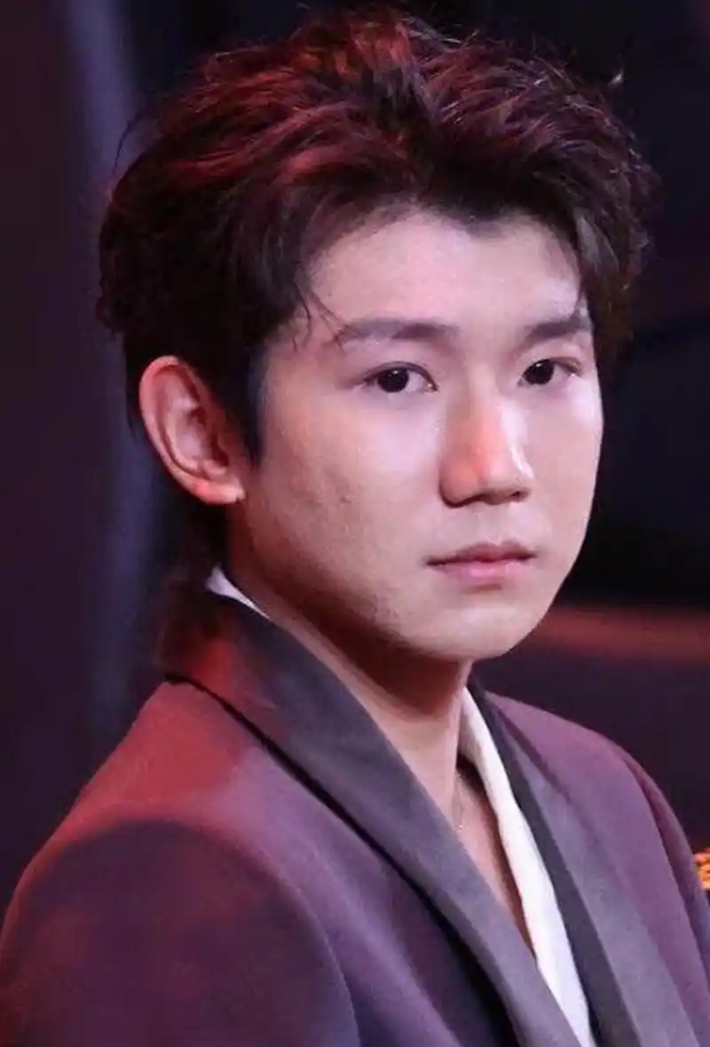 但是看了王源的生图颜值,才意识到原来明星们也是普通人,面对真实的