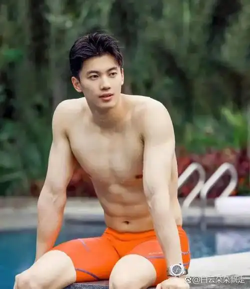 明明眼前这么多超级帅哥都没发现,居然喜欢黄子韬icon,看来游泳确实伤