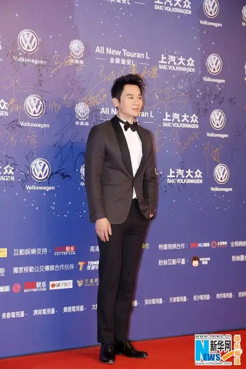李晨西装亮相华鼎奖获中国最佳电视剧男演员