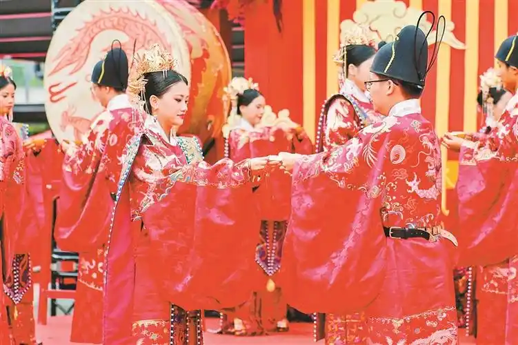 福甜囍市昨开市新人齐办中式婚礼