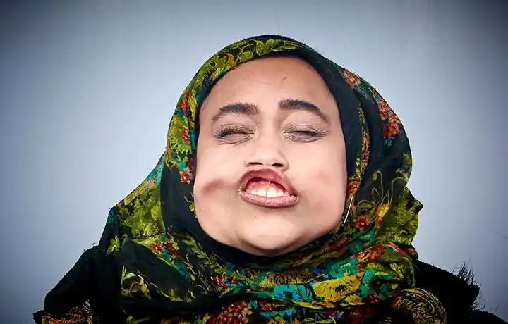 英民众强风摄影棚体验面部扭曲刺激[组图]