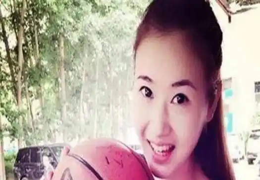 2米女巨人嫁18米老公回家总撞门框婆婆拆门换大的