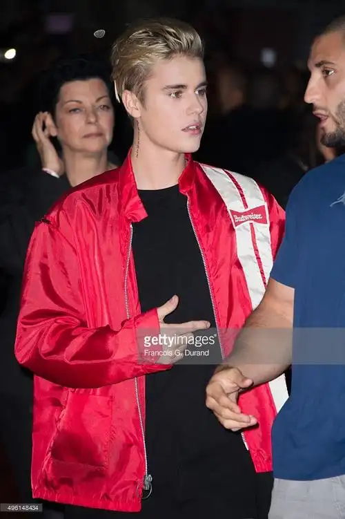「考古时间」2015年的11月7日,比伯@justinbieber参加法国9193的
