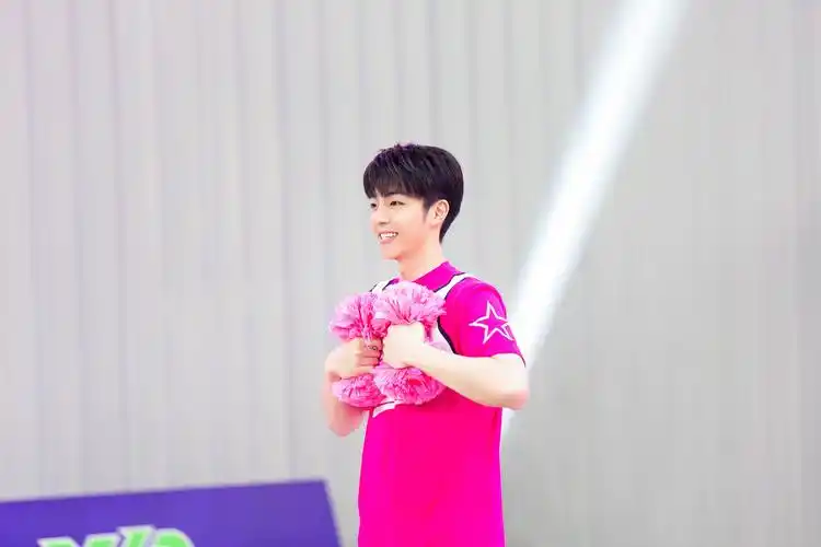 《小巨人运动会》陈立农粉色t恤清新俊朗 糖果系穿搭甜度满分