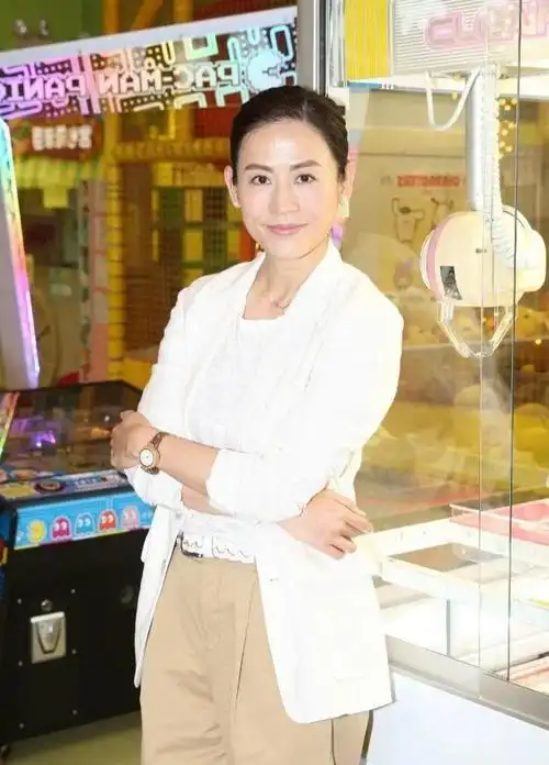 宣萱也中年发福,生图满脸油腻,虽显老可49岁脸却没一点皱纹!