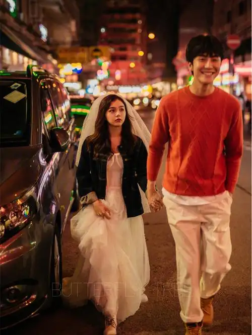 分享一组街拍婚纱照