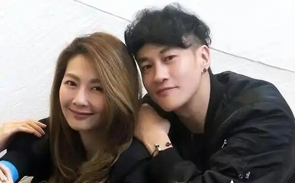 何润东对女友呵护备至,犹如守护珍宝,从不让她的身影出现在任何公众