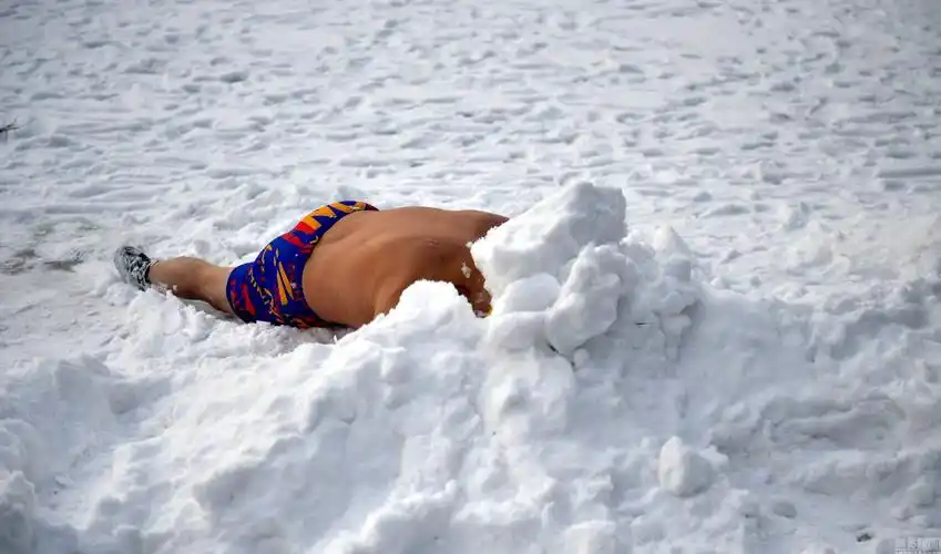 沈阳大爷大妈光膀子雪地健身霸气十足