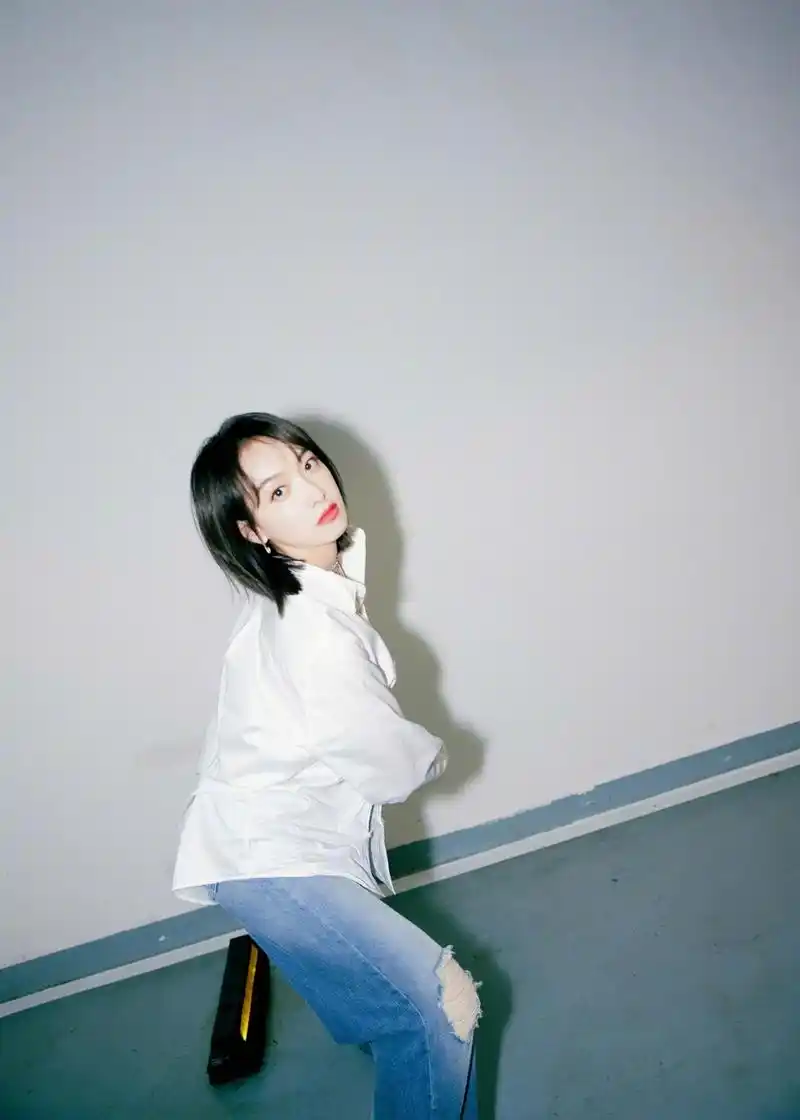 组图:宋茜晒白t牛仔裤慵懒随拍 短发配红唇简洁干练