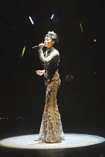 何韵诗开唱怀念梅姑落泪 绯闻女友陪哭