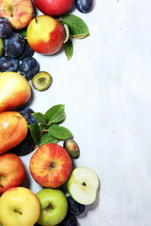 各种新鲜水果感恩节的苹果和乡村背景的梨