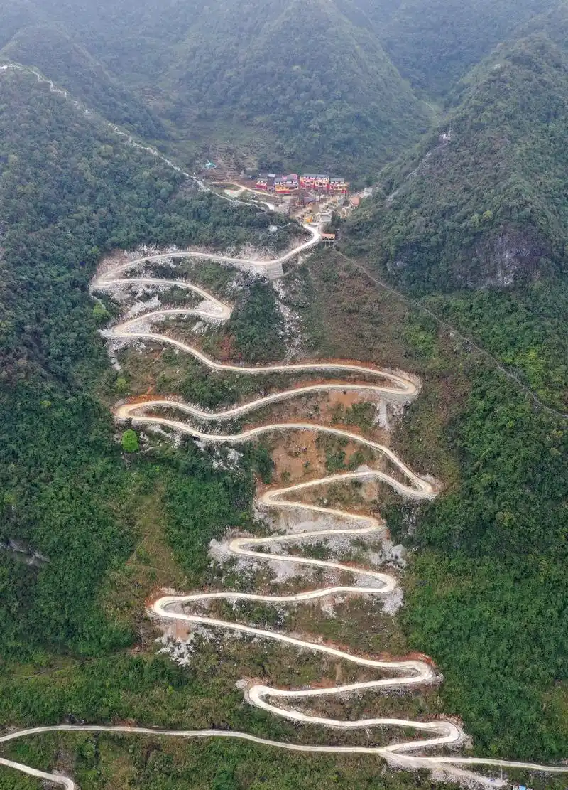 (新华视界)(6)广西都安:山中村屯修通路 吸引游客助增收