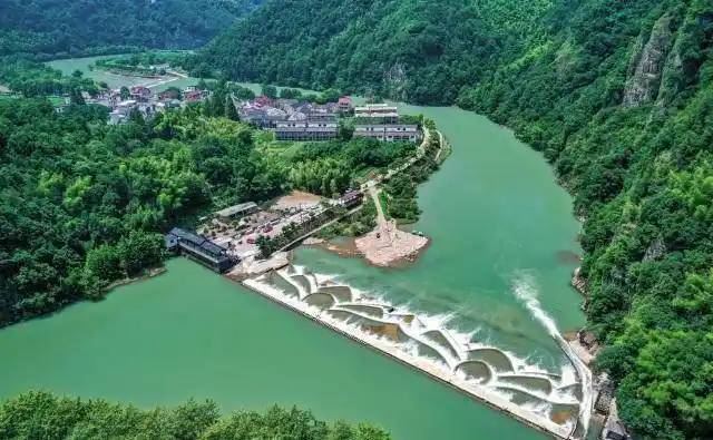 水清了,湖源乡也开始找寻致共富新路径,积极推动老旧小水电堰坝改造