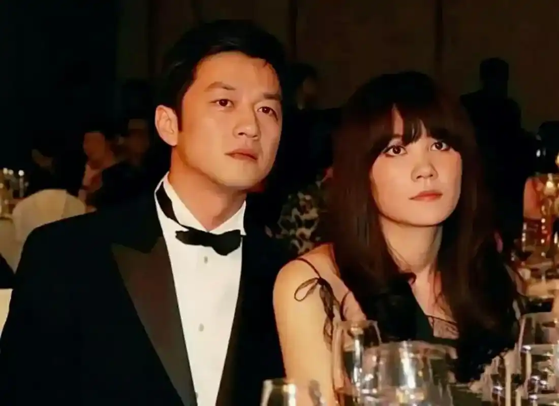 10多年前,王菲和李亚鹏夫妻俩的一张合影.