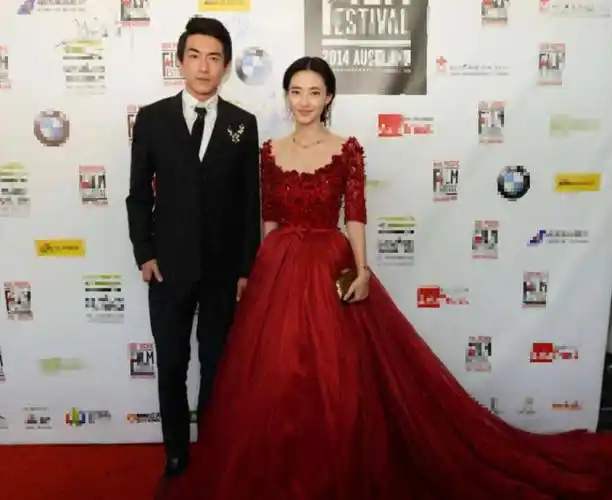 网曝林更新已向王丽坤求婚,求婚钻戒足有五克拉,却被女方拒绝