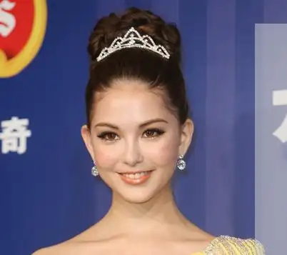 17岁的昆凌身材高挑,素妆淡雅高扎发髻,穿着一套紧身裙显得年轻又有