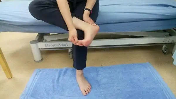 脚跟痛是足底筋膜炎7个动作改善