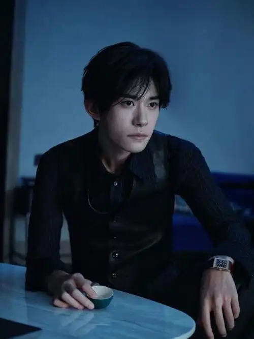 易烊千玺芭莎台下镜头