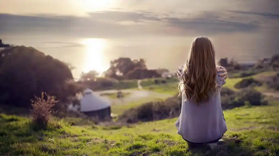 坐在山顶的美女看远处风景桌面壁纸