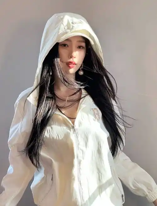 虞书欣穿米白帽衫长发飘飘 搭配超短裤秀美腿