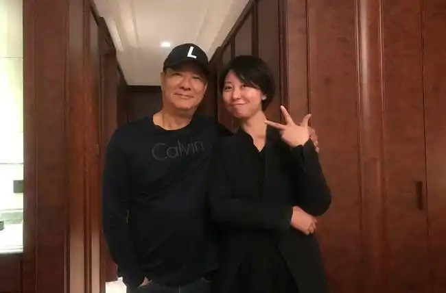 68岁李修贤罕露面双鬓斑白难掩沧桑老态尽显依然意气风发