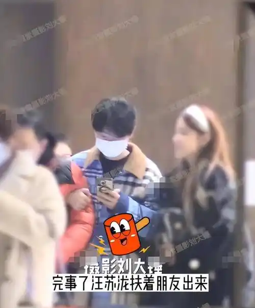 喝高兴了以后汪苏泷扶着醉酒的朋友出来,女子在和后面的女生说话还