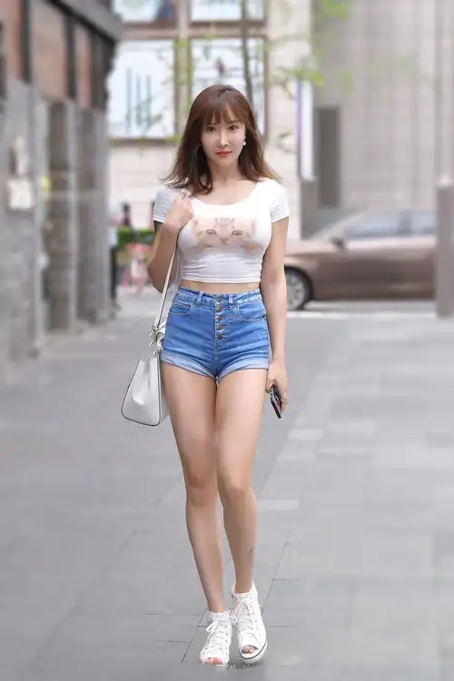 有心人早就发现了,长腿女神穿简约短裤出彩又亮眼