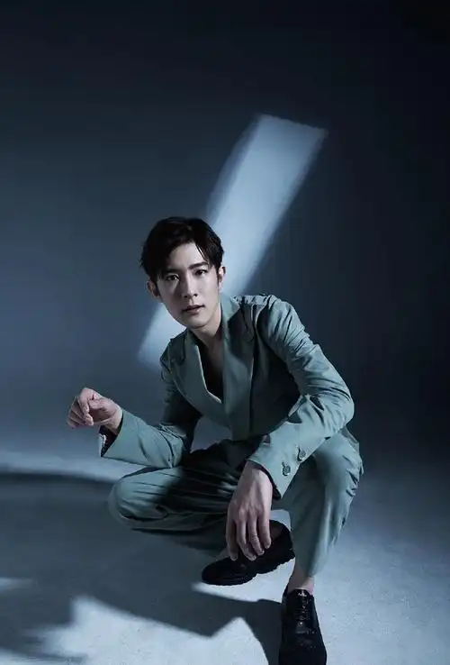 180cm/出生地:江苏,徐州/出生日期:11月2日职业:简介:季肖冰,出生于