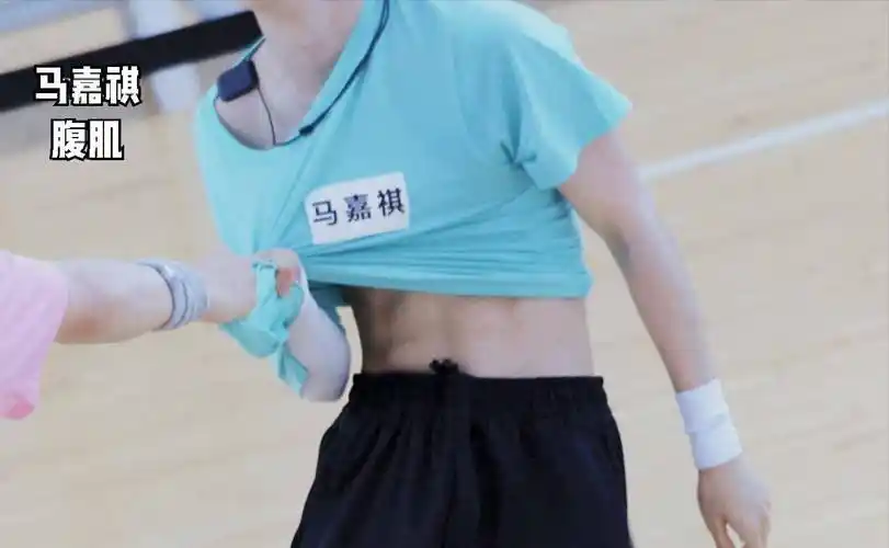 马嘉祺"被迫"秀腹肌,却被指油腻不够真实,旧照翻出瞬间被打脸_造型