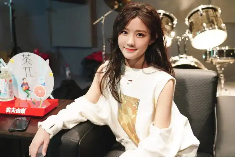 分享一组陈意涵图片给大家,图中的明星图片壁纸会点缀你的电脑桌面