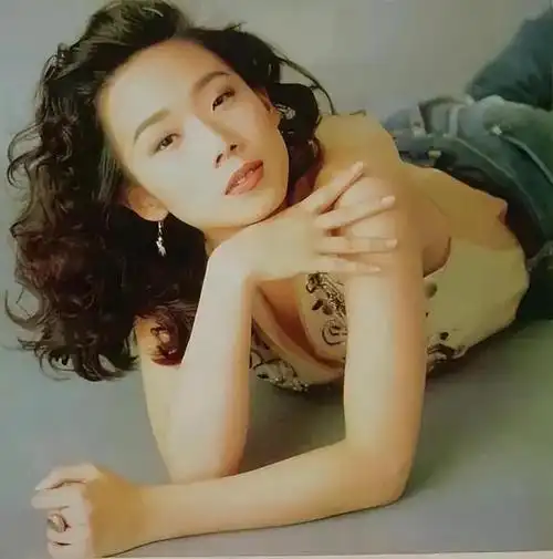 纪实歌手林忆莲:情感经历丰富,如今57岁却仍是孤单一人