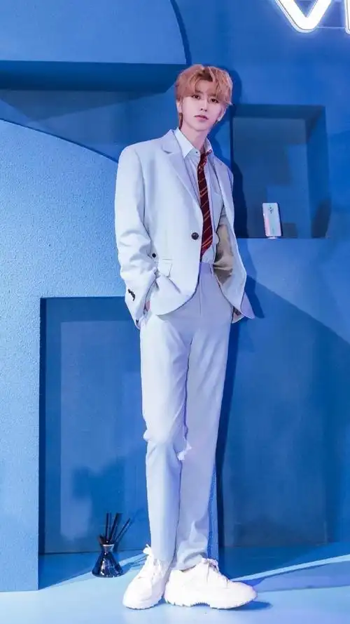 让女孩子都羡慕的身材#一眼望去人群中耀眼的大长腿蔡徐坤 腿也太长