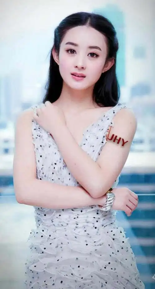 赵丽颖的出生并不好,她的母亲是百货店的销售员,父亲是名警察,赵丽颖