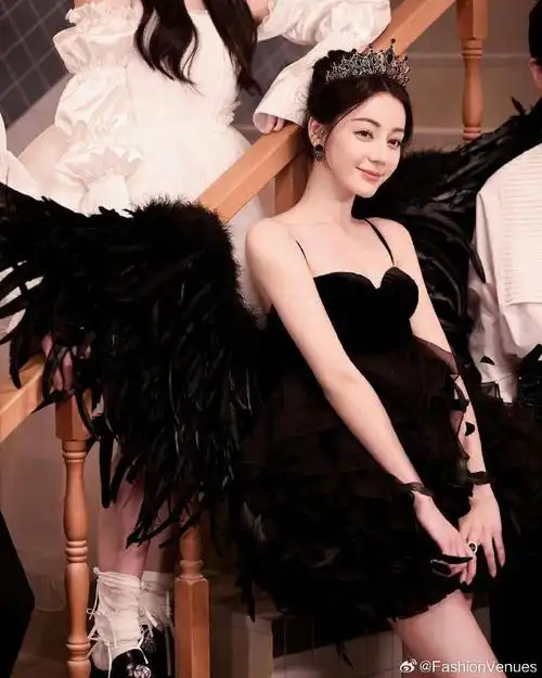 性感～迪丽热巴化身成黑天鹅～一身黑色礼服  性感事业线,把氛围感拉