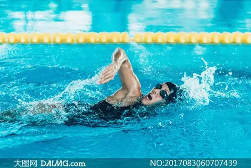 泳池中驰骋的人物主题摄影高清图片_大图网图片素材