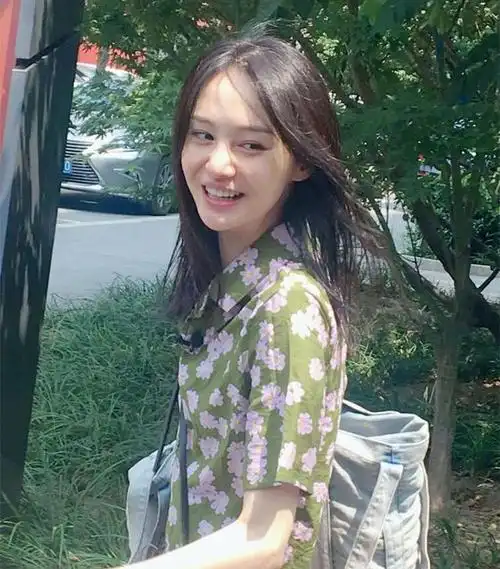 郑爽晒自拍感慨颜值一般不好看,网友:希望我也能如此一