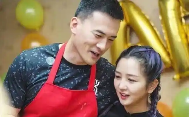 原创分手初恋分手释小龙与前夫互撕的她如今一人养4娃真不容易