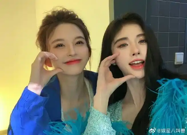 鞠婧祎林思意合照自拍##鞠婧祎林思意比心合照