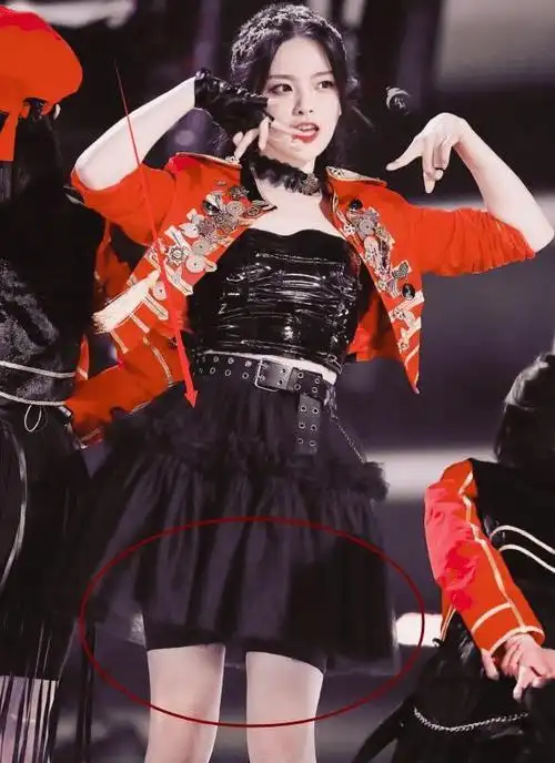 原创 杨超越穿短裙跳舞,镜头却放低仰拍,裙子旋转一瞬,这腿网友看痴了