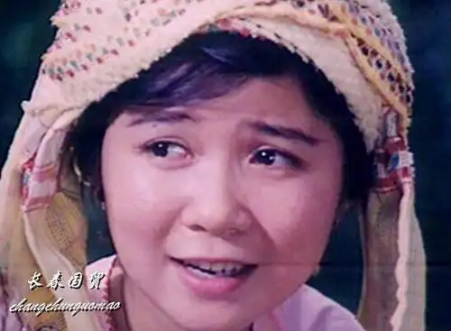 蔡明19岁旧照曝光模样青涩略显婴儿肥