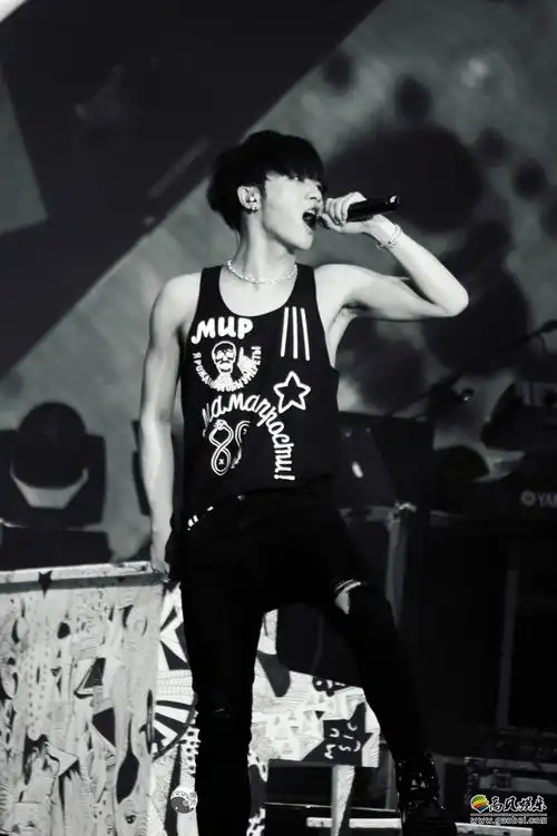 华晨宇"无时无刻"不在狂秀肌肉:"谜之超自信"展现好身材