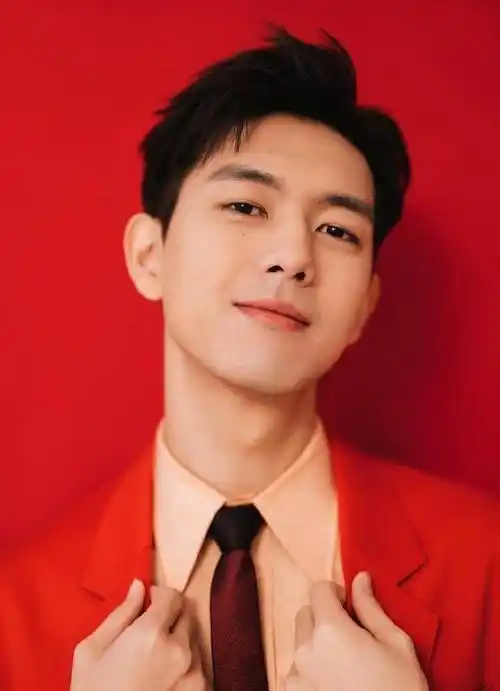 他搭档杨紫成"七月现男友",今穿衬衫配红色西装,笑容太迷人_李现_套装