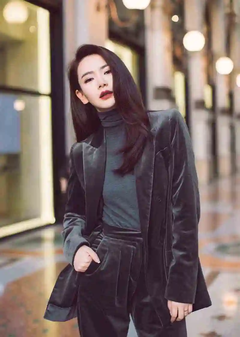 女明星穿西装也超酷:唐嫣气场两米八,杨幂这是一身"睡衣"装?