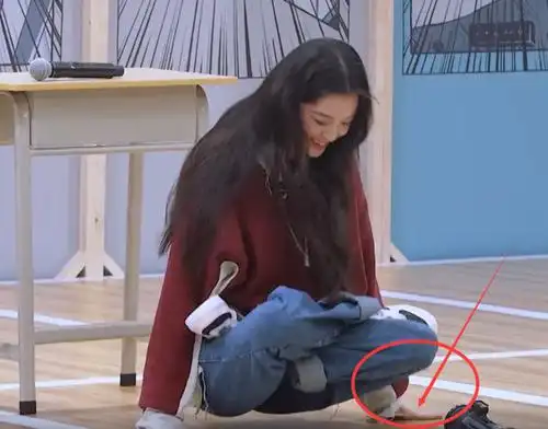 欧阳娜娜的臂力有多好?双手撑地,整个人都"腾空"了