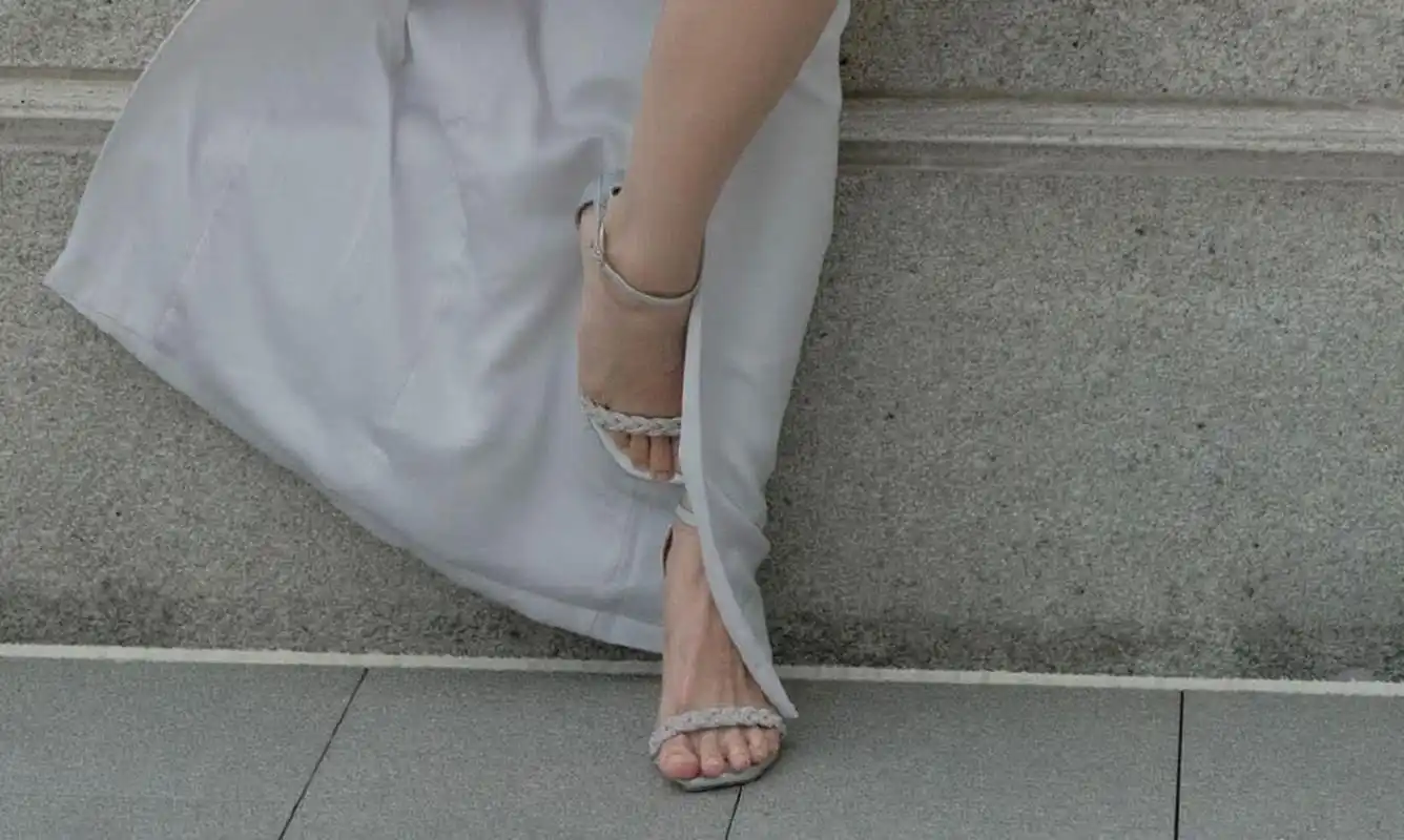 火箭少女101李紫婷的一字带高跟凉鞋美足,如同湖中的莲花,清新脱俗.